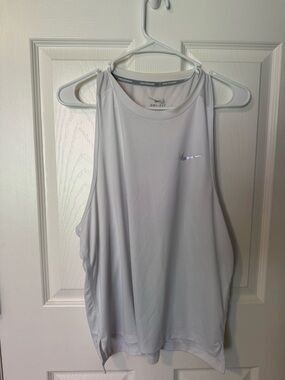 Nike Dri-FIT Women's Sleeveless Training Tank - white